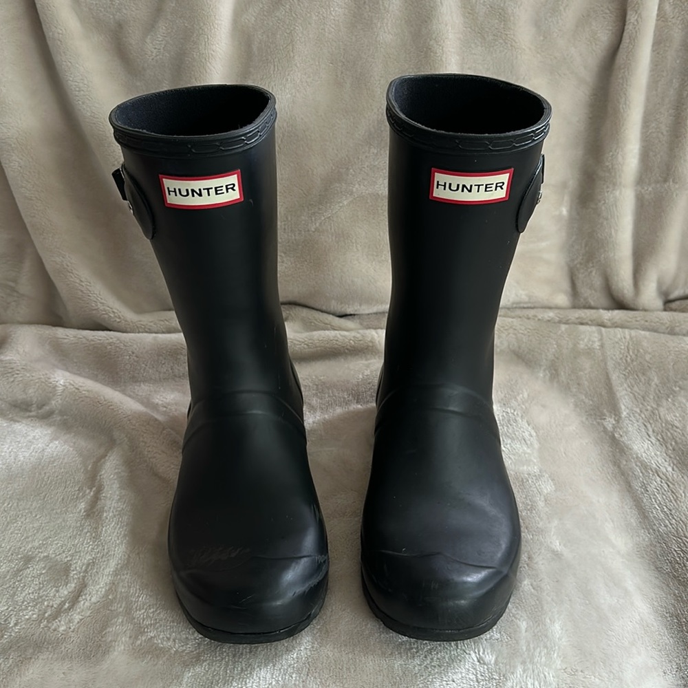 Hunter Rain Boots, Black with side buckle detail. Size 7